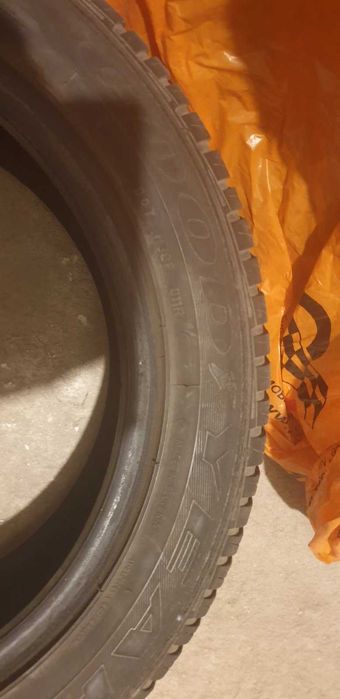 Почти нови зимни гуми Goodyear 205/55/16 - 2 бр. + подарък