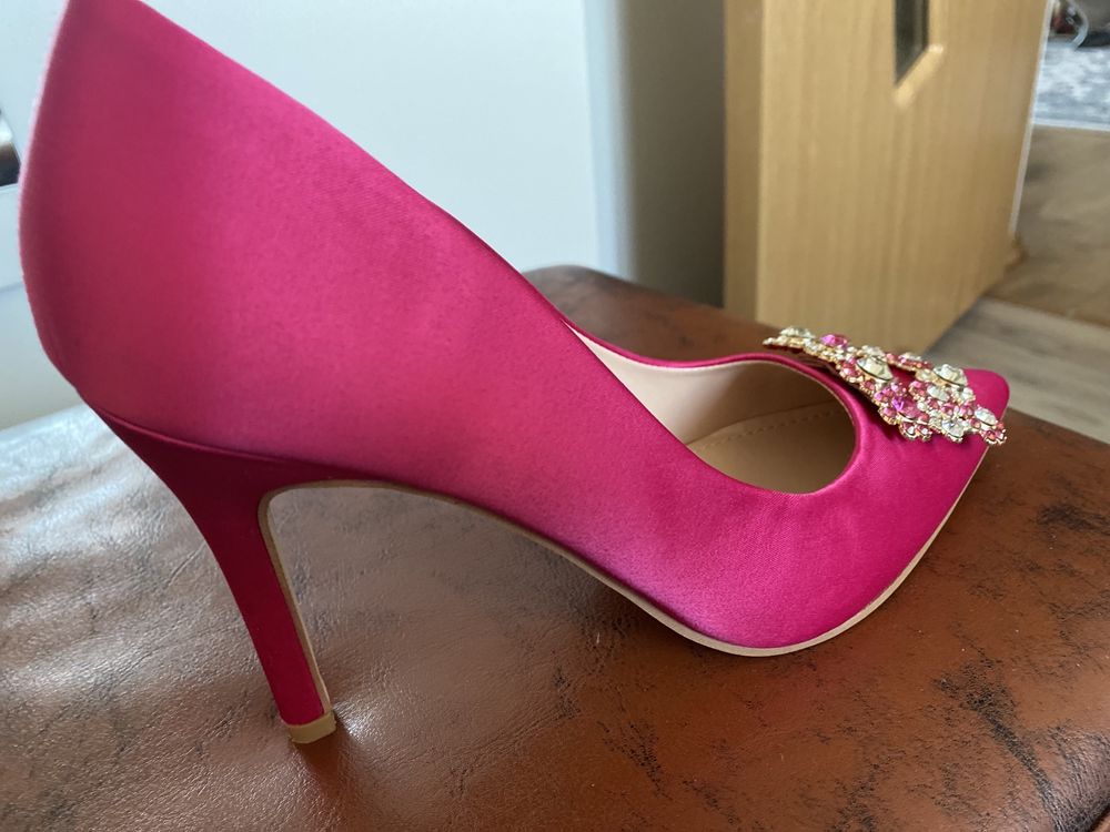 Se vinde pantofi dama culoare fucsia