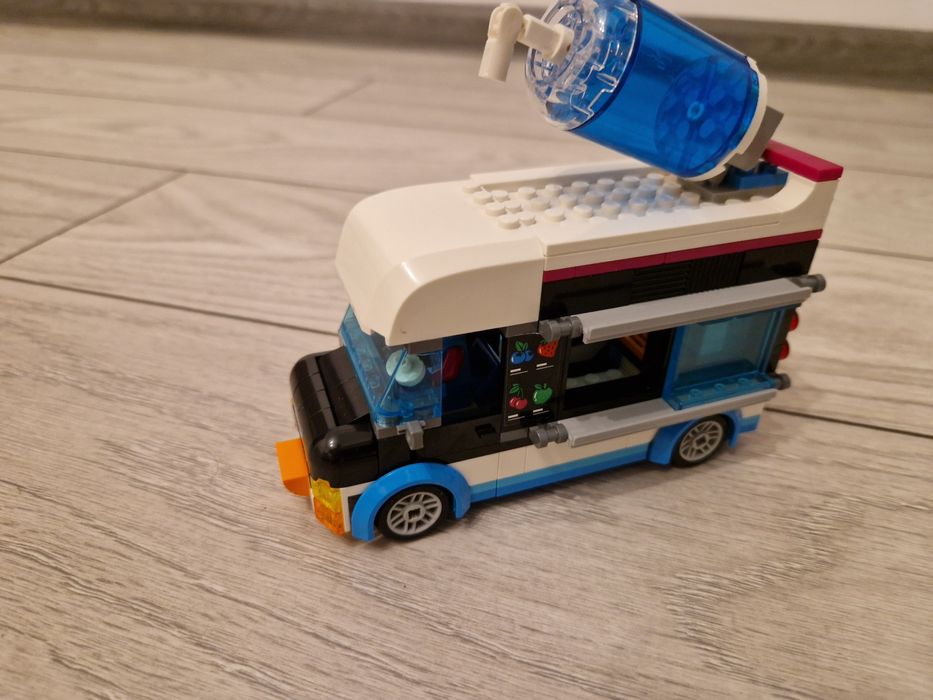 LEGO City - Penguin Slushy Van (60384) fara cutie