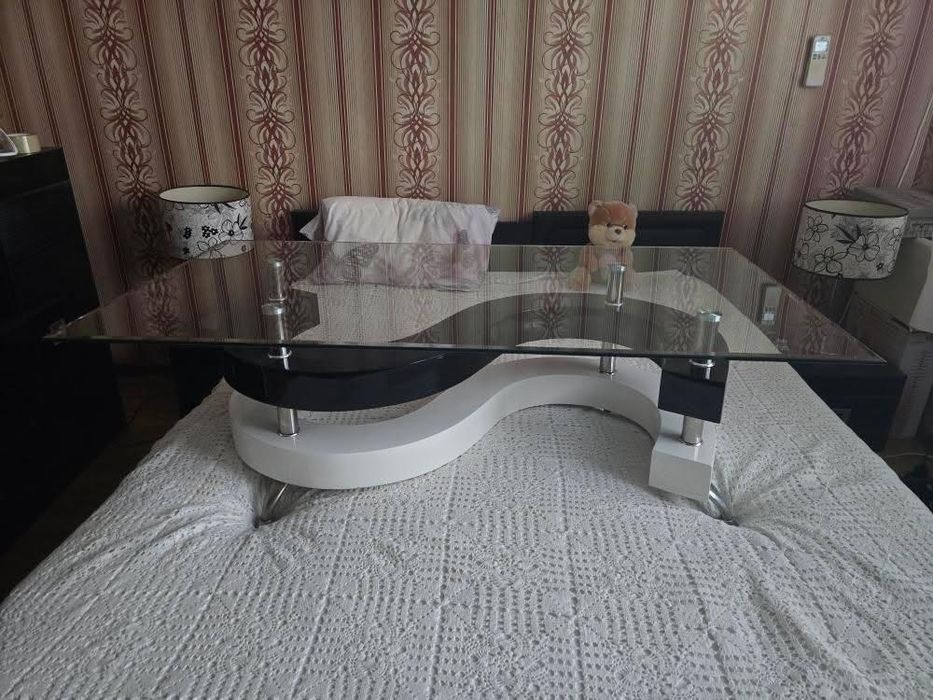 Стъклена холна маса