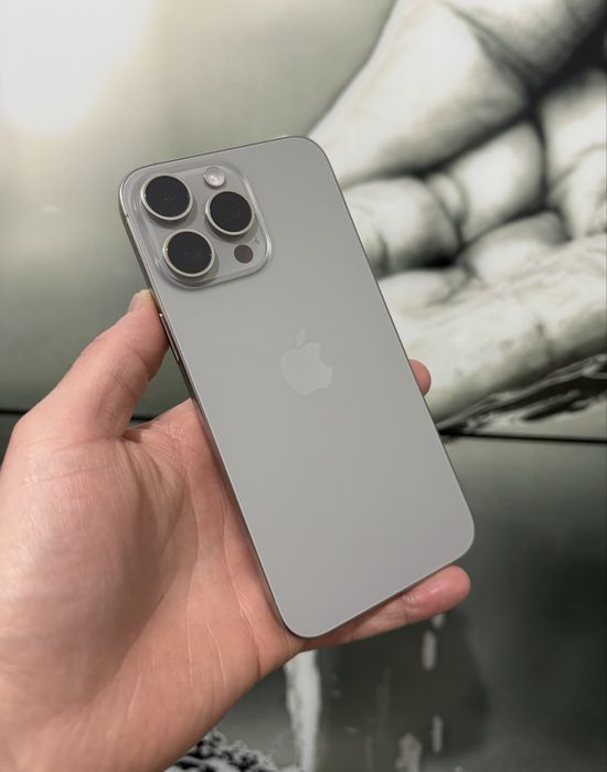 iPhone 15 Pro Max cu 4 cicluri de încărcare