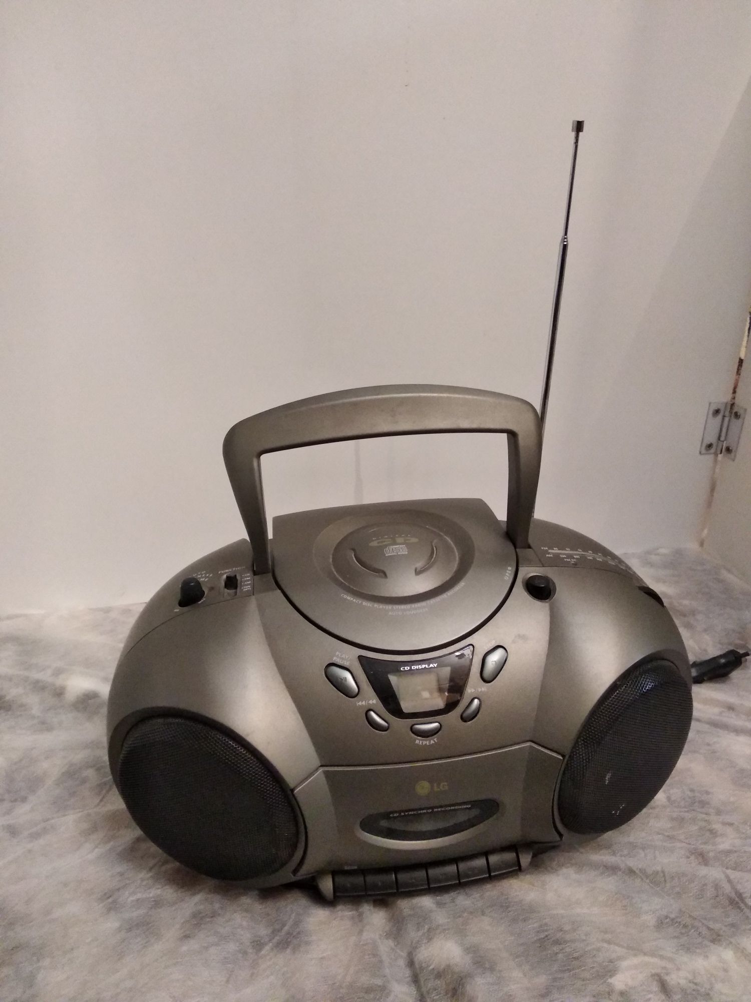 Магнитола LG CD323. (CD-диски, кассеты, радио)