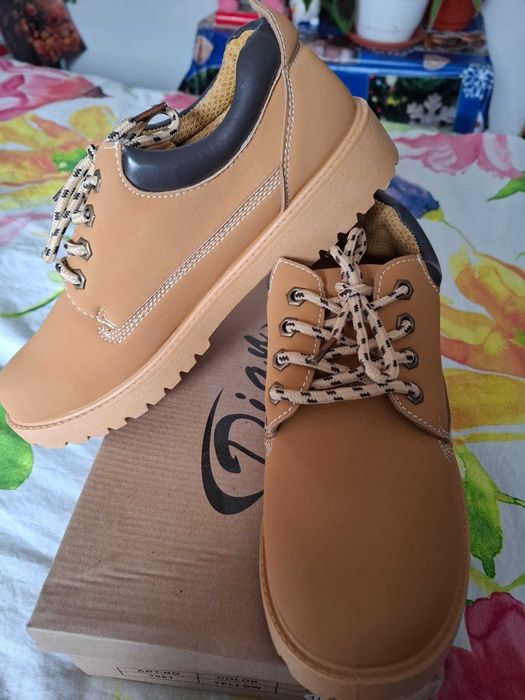 Bocanci noi cu eticheta maro