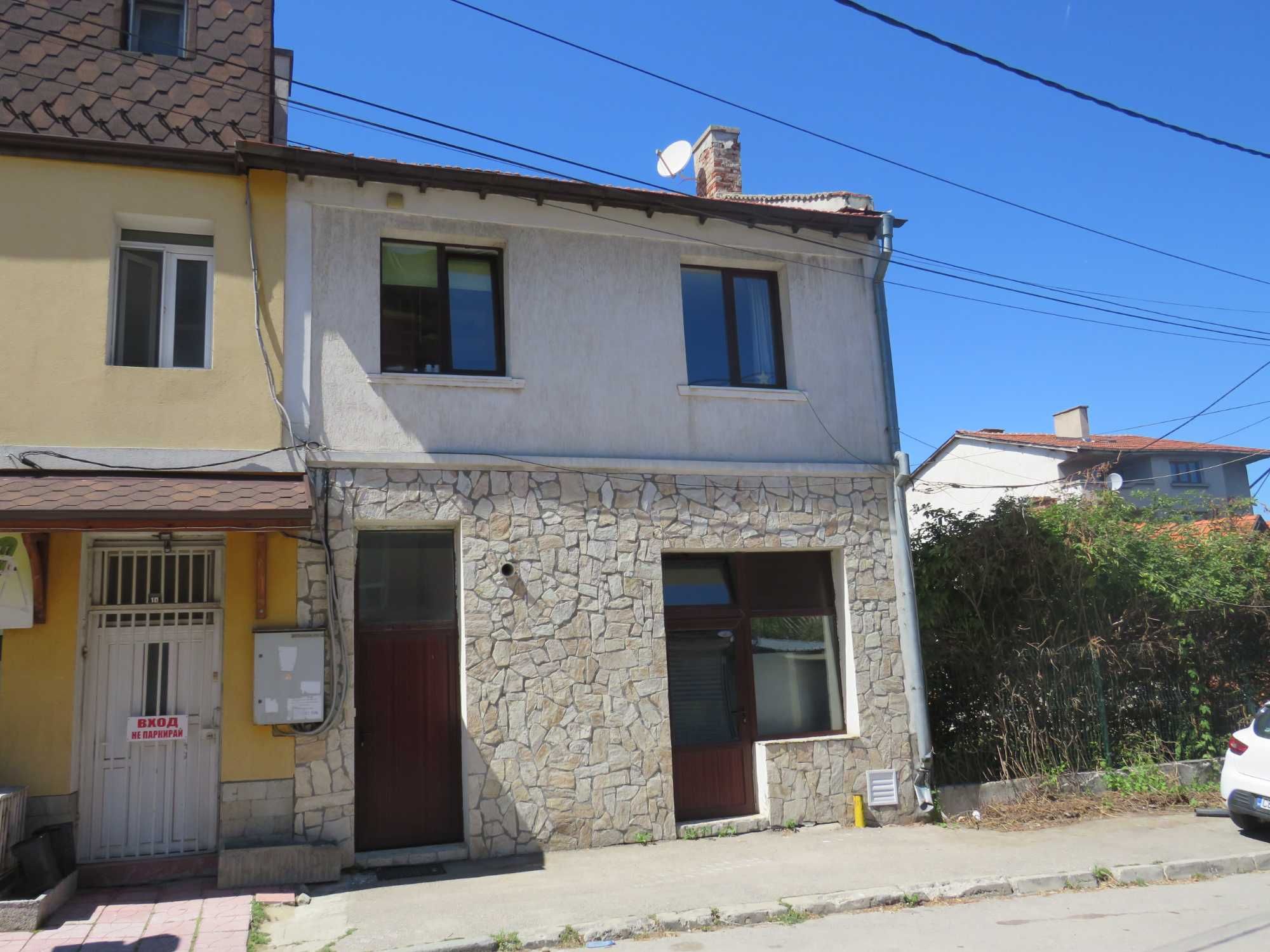 Къща в Самоков Център, разп. на 2 апартамента и магазин/ реф. 1000-401