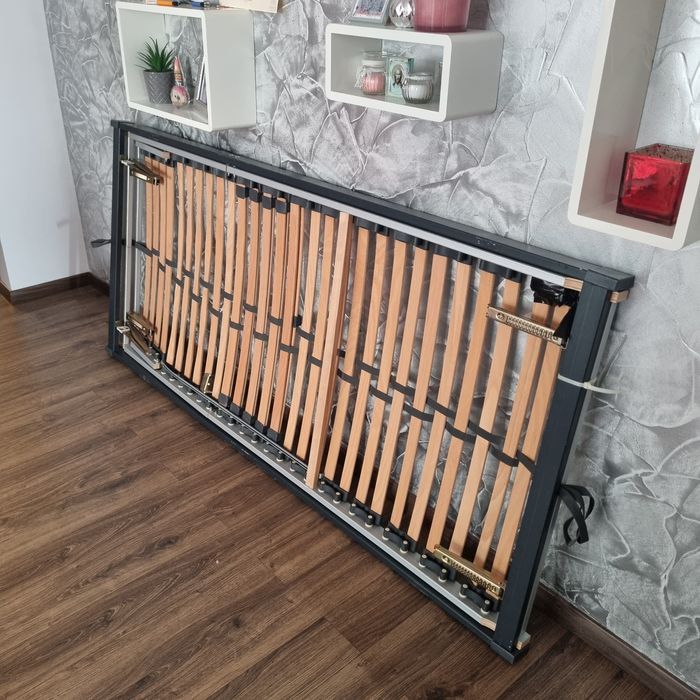 Vând Pat solid cu somieră,dimensiune 200/90 cm