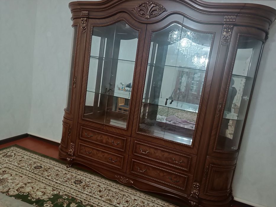 Классический сервант из дорогой древесины (идеальное состояние)