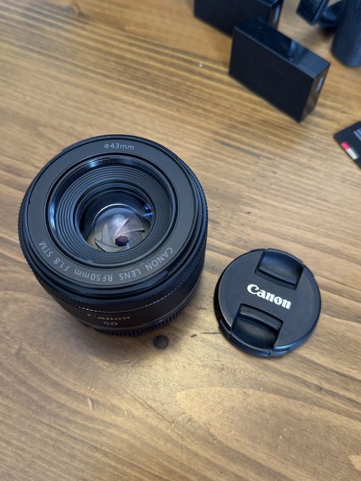 Canon R8 + 50mm 1.8 + пълен фотографски комплект + гаранция. Като нов