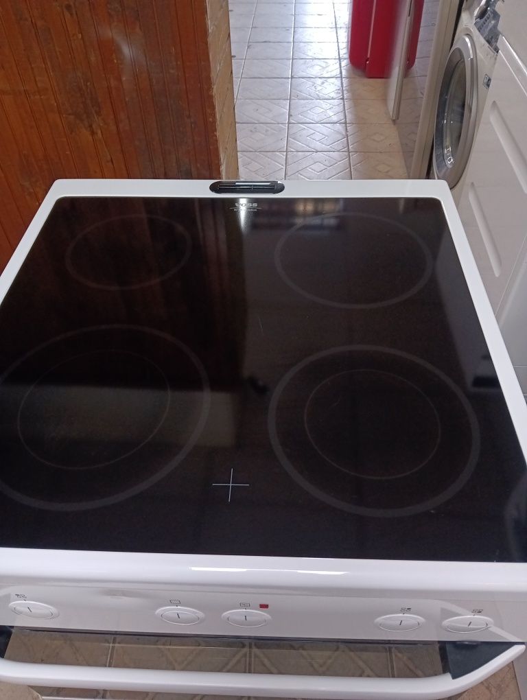 Като нова свободно стояща печка с керамичен плот Voss Electrolux
