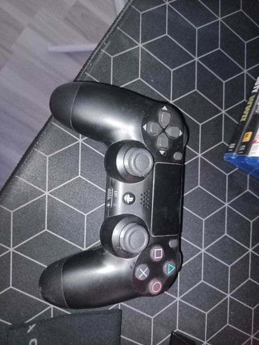 PS4 slim +7 jocuri si un controller