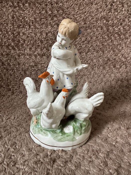 Продам фарфоровую статуэтку