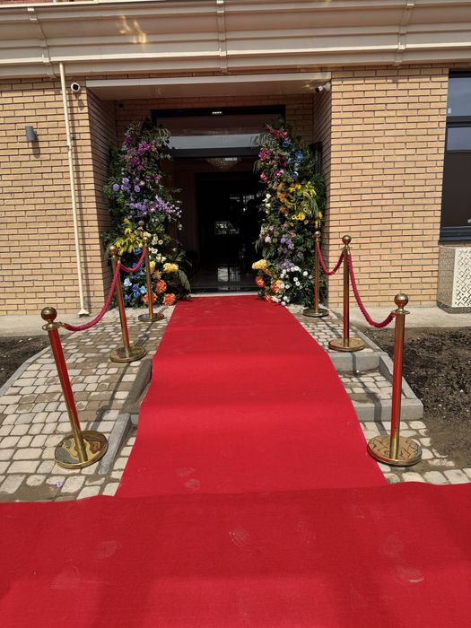 Аренда ,Красная дорожка ,ограждение золотистые стойки турникеты