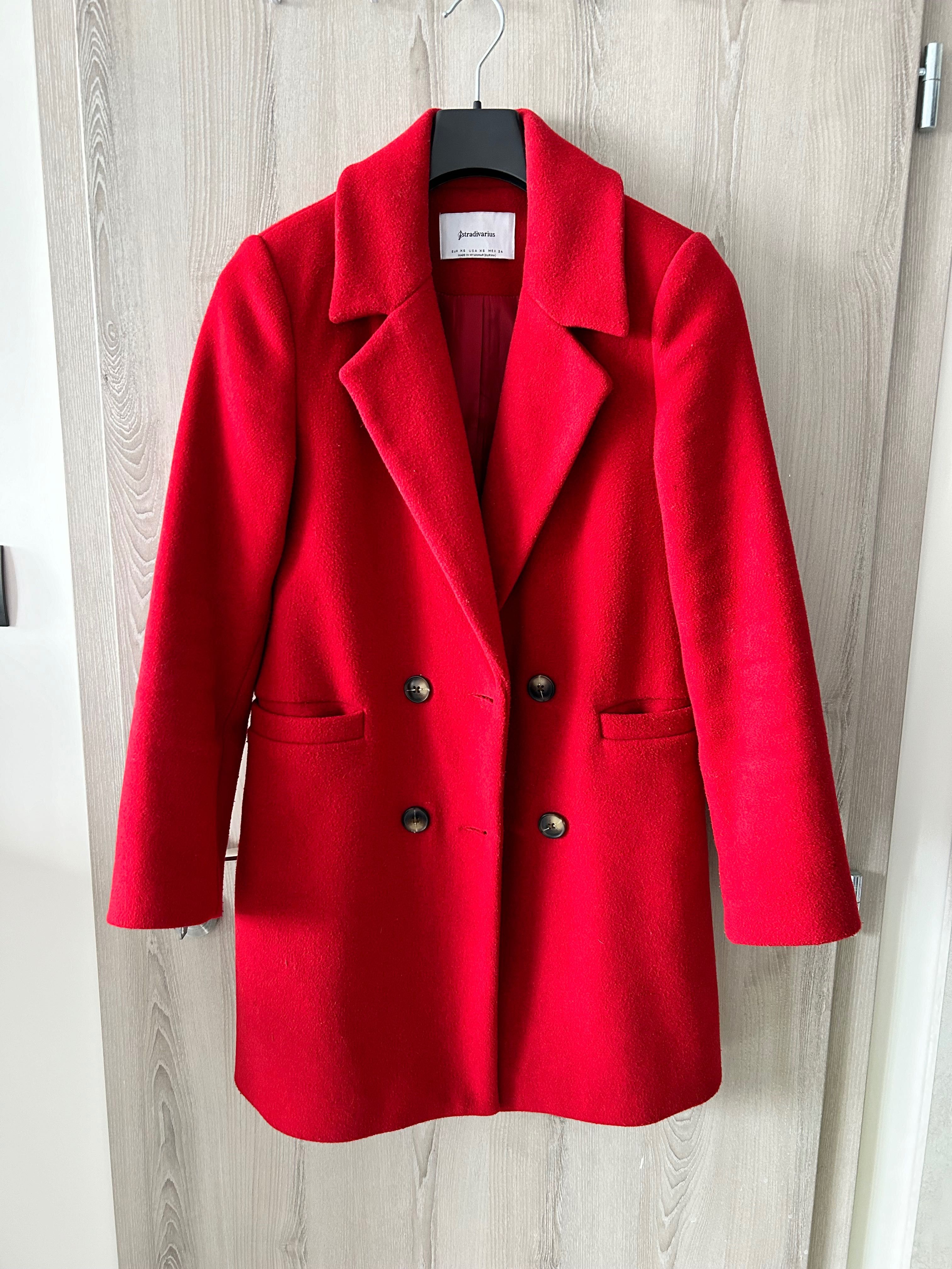 Кокетно червено палто Страдивариус