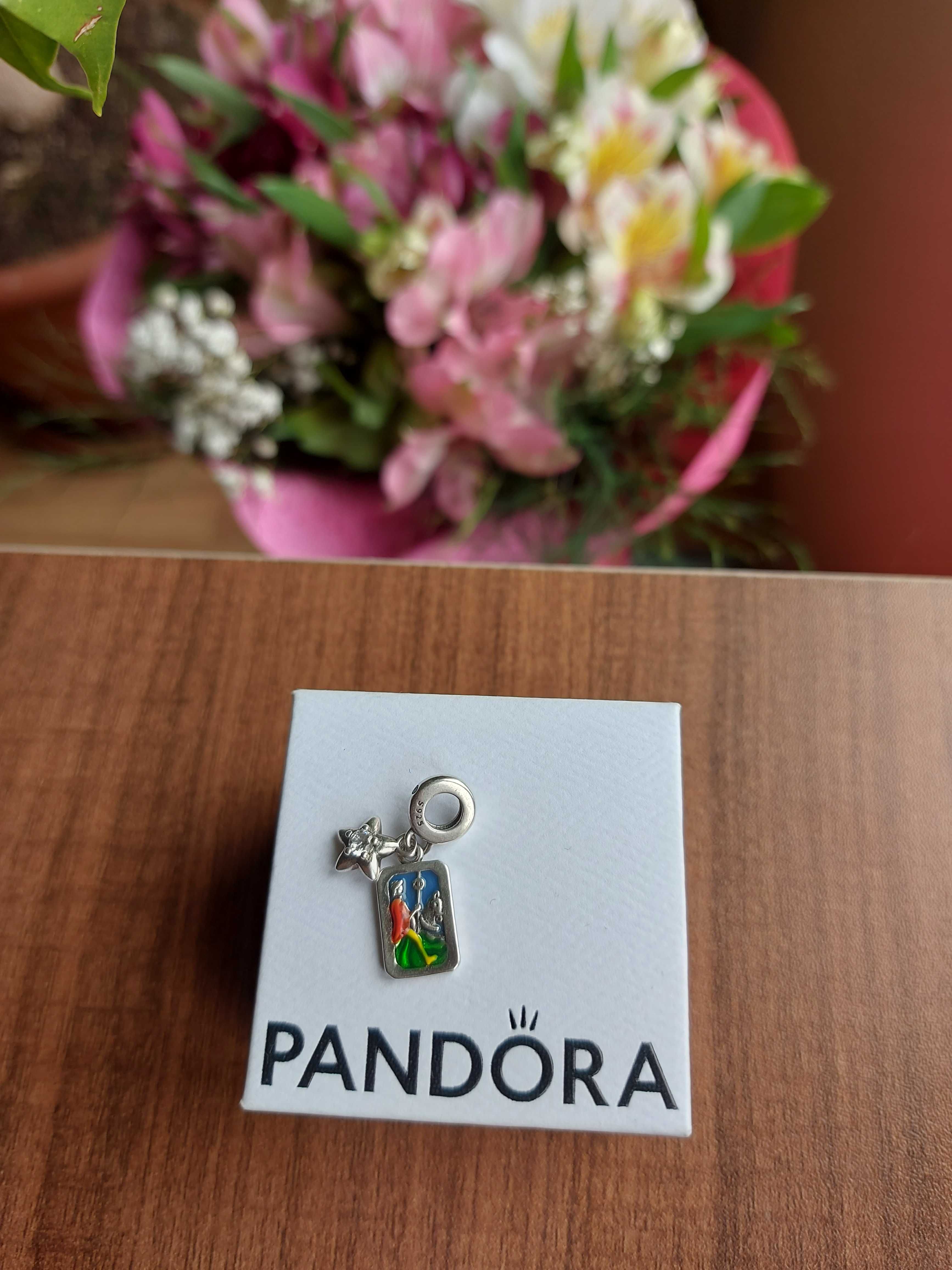 Оригинална гривна Pandora и сребърни висулки съвместими с гривната