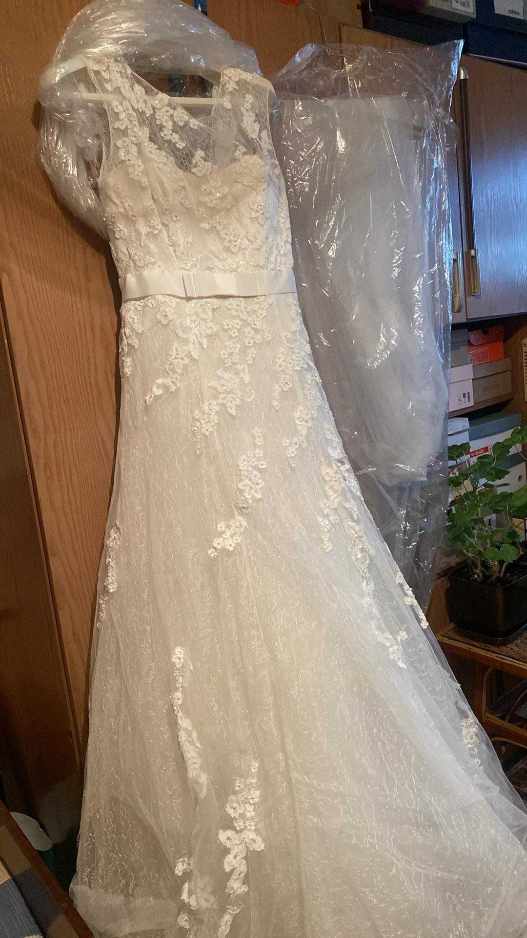 Продавам булчинска рокля от Bridalfashion размер S само за 390 лв.