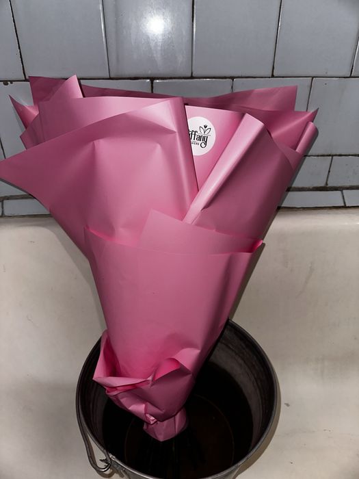 25 тал жаңа кесілген қызғылт раушан гүлдері