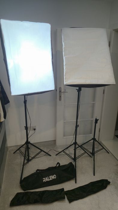 Set iluminat studio foto/video – 2 softboxuri 50x70 + 3 trepiede + bec