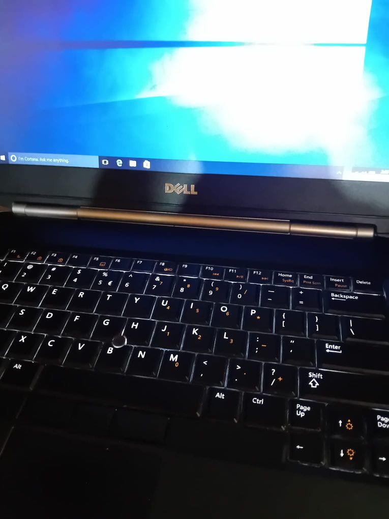 Laptop Dell cu i5, ram 4 gb, hdd 320 gb, tastatura iluminata