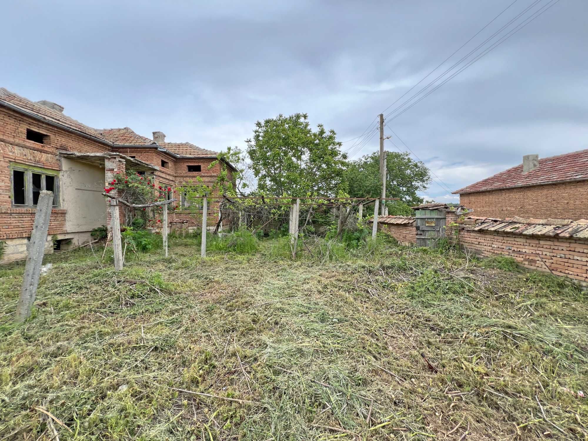 Продава се тухлена къща с двор 870 кв.м. и КЛАДЕНЕЦ в с. Изворник.