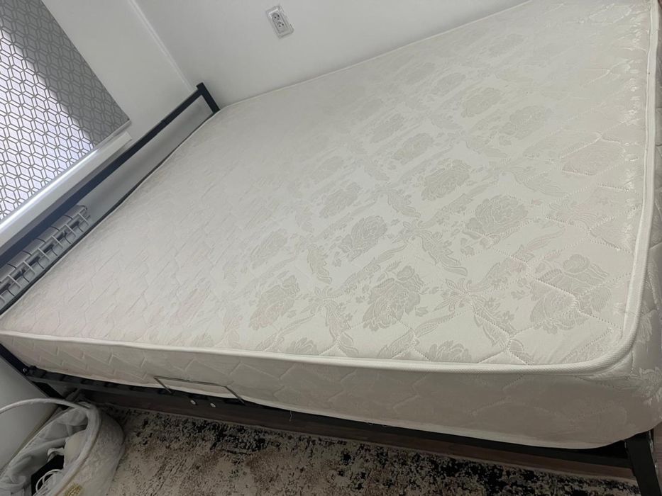 Продам двухспальную кровать с матрацом