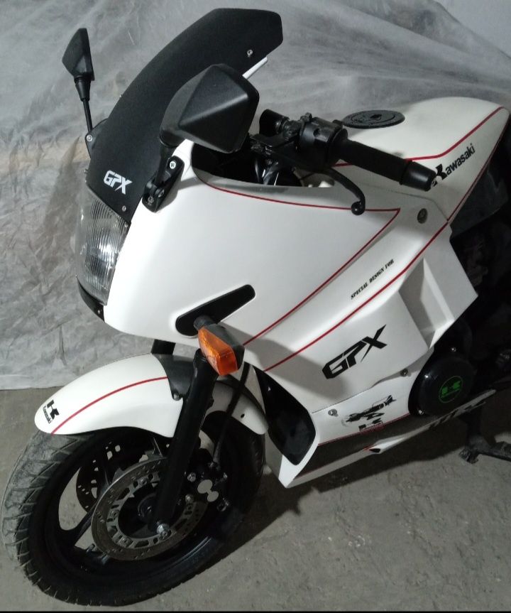 Kawasaki GPX-600 R