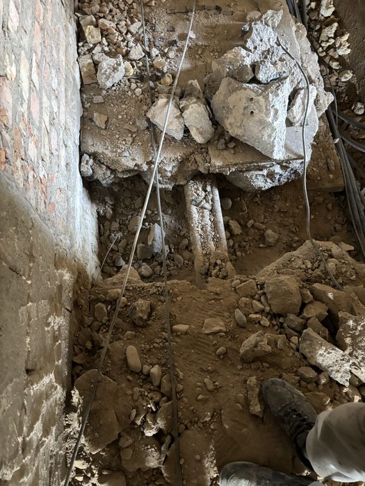 Копаем траншеи, проводим водопровод и канализацию.Качественно