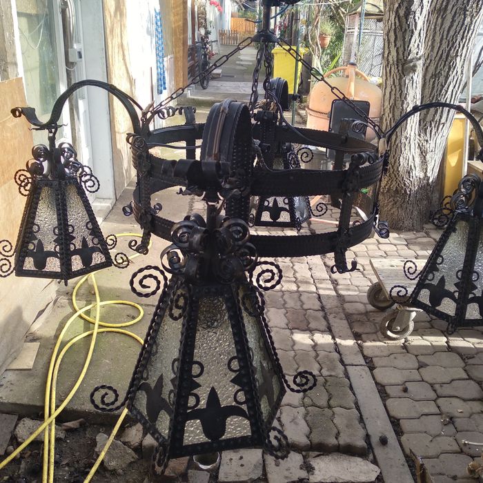 Vînd candelabru din fier