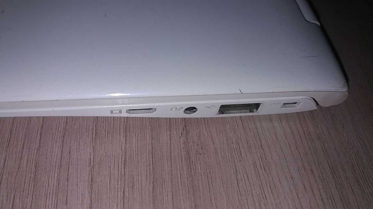 Ноутбук Samsung белого цвета