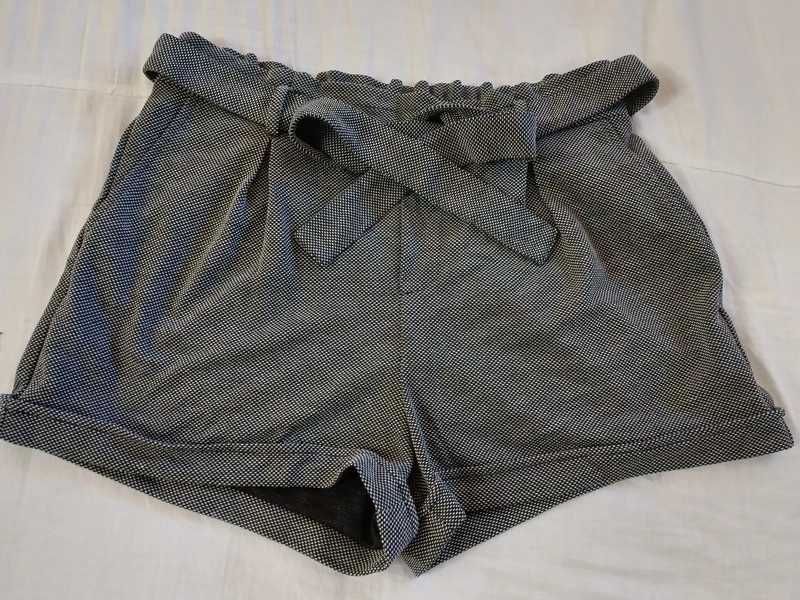 Pantaloni damă scurți