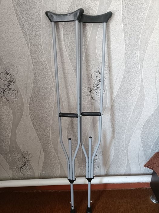 Продам костыли новые