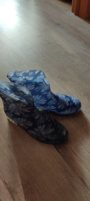 Женские резиновые полусапожки