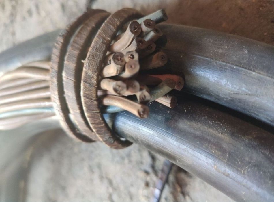 Кабель медный мягкий длиной 4 метра, весом 3 кг за 7000 тн.

Кабель со