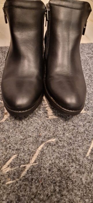 Vand ghete dama imblanite, mărimea 39, purtate o data