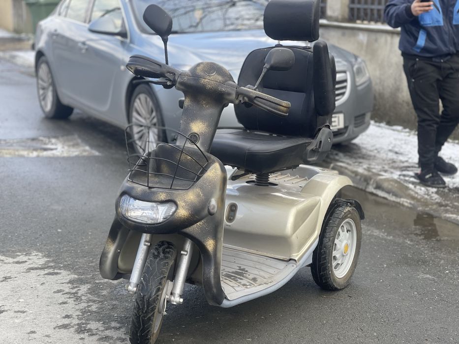 Scuter electric triciclu