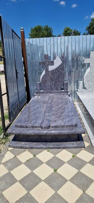 Monumente funerare