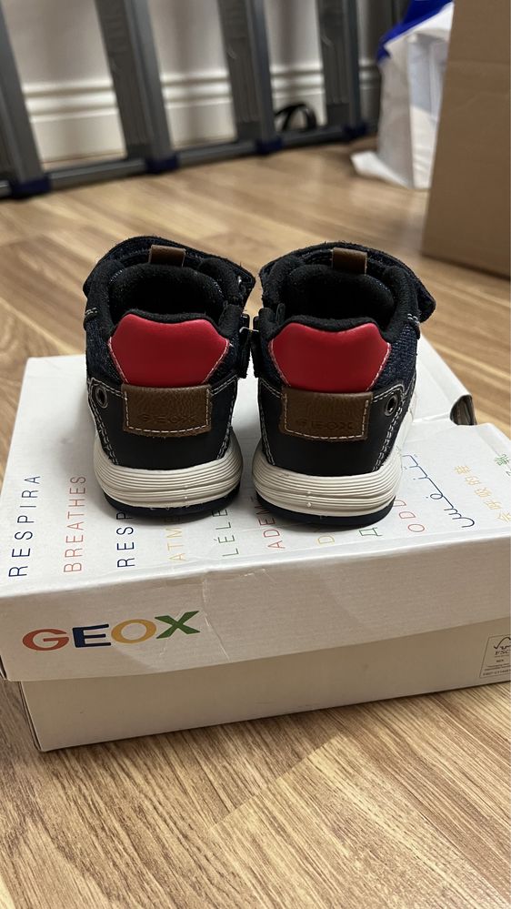 Продам детские демисезонные ботинки Geox
