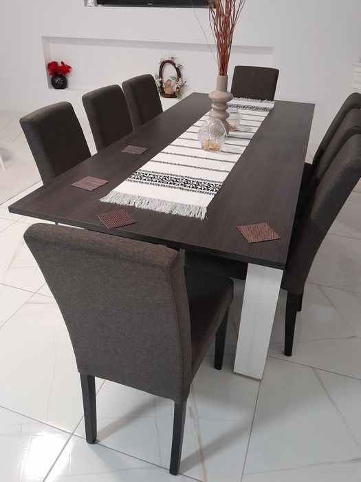 Masa cu acaune pentru living aproape noi, impecabile