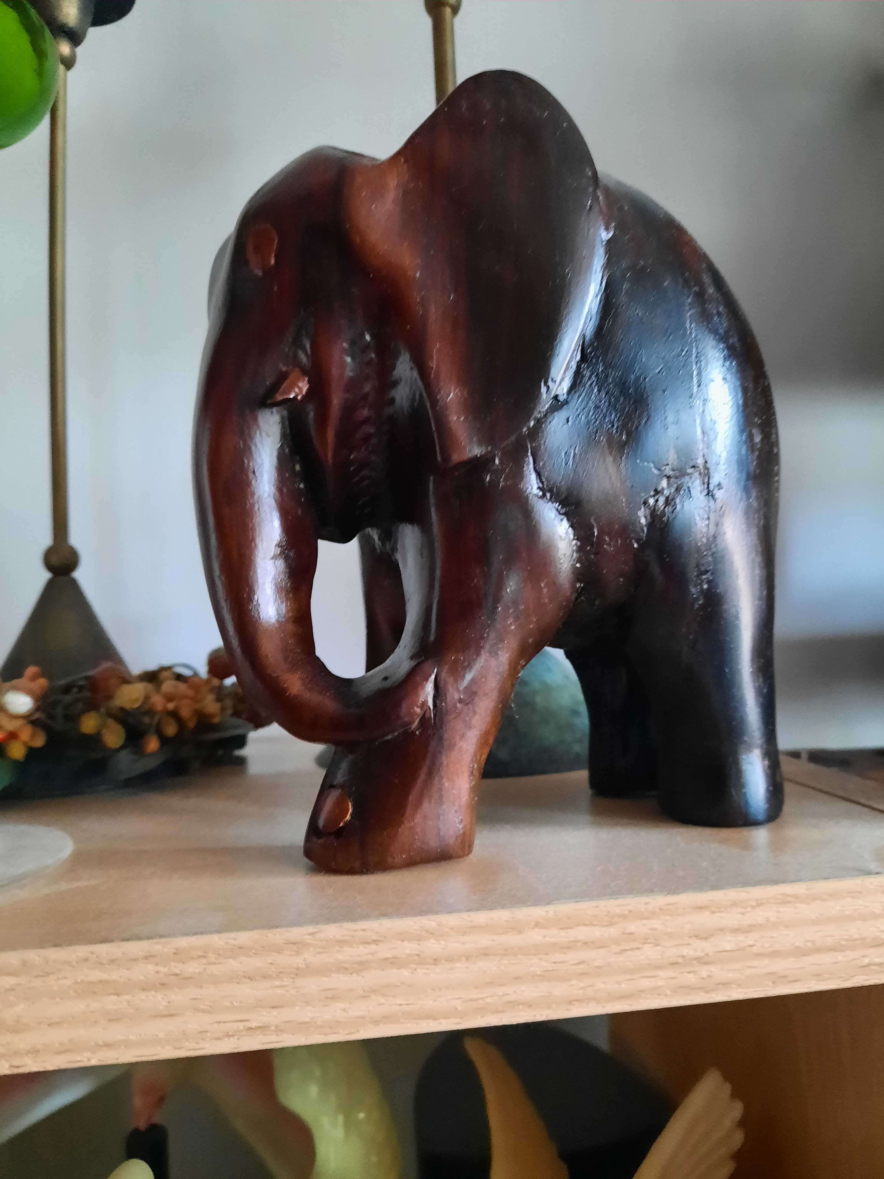 Elefant din lemn