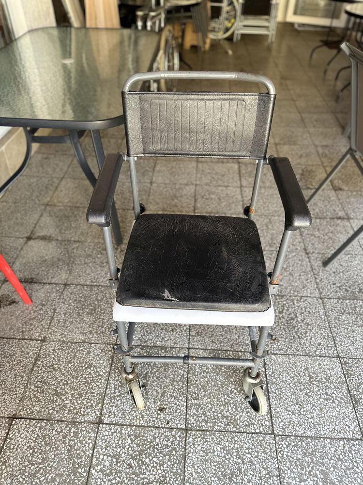 Инвалидна количка и тоалетен стол подарък