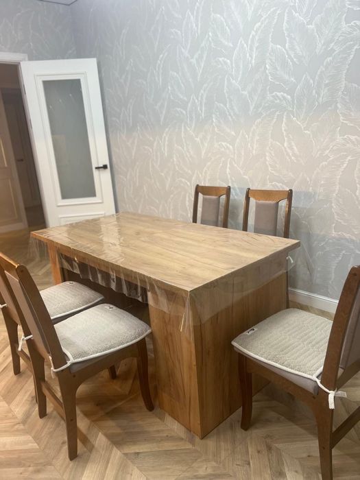 Продаю стол и 6 стульев – отличное состояние!