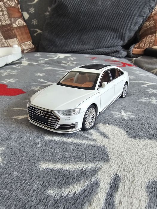 Macheta metalica Audi A8 marime 1:24 noua
