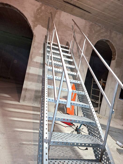 Vând scarii metalice zincate exterioare și pentru incendii , platforme