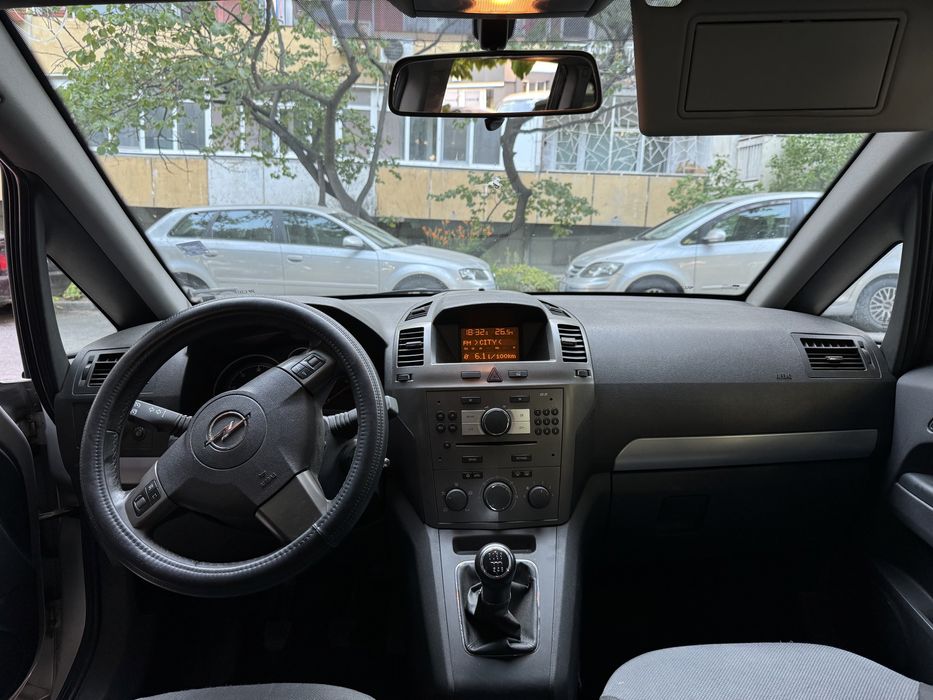 Opel Zafira 1,9 )