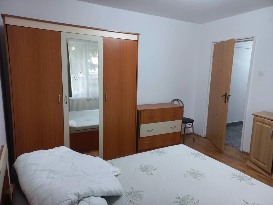 Închiriez apartament cu 2 camere