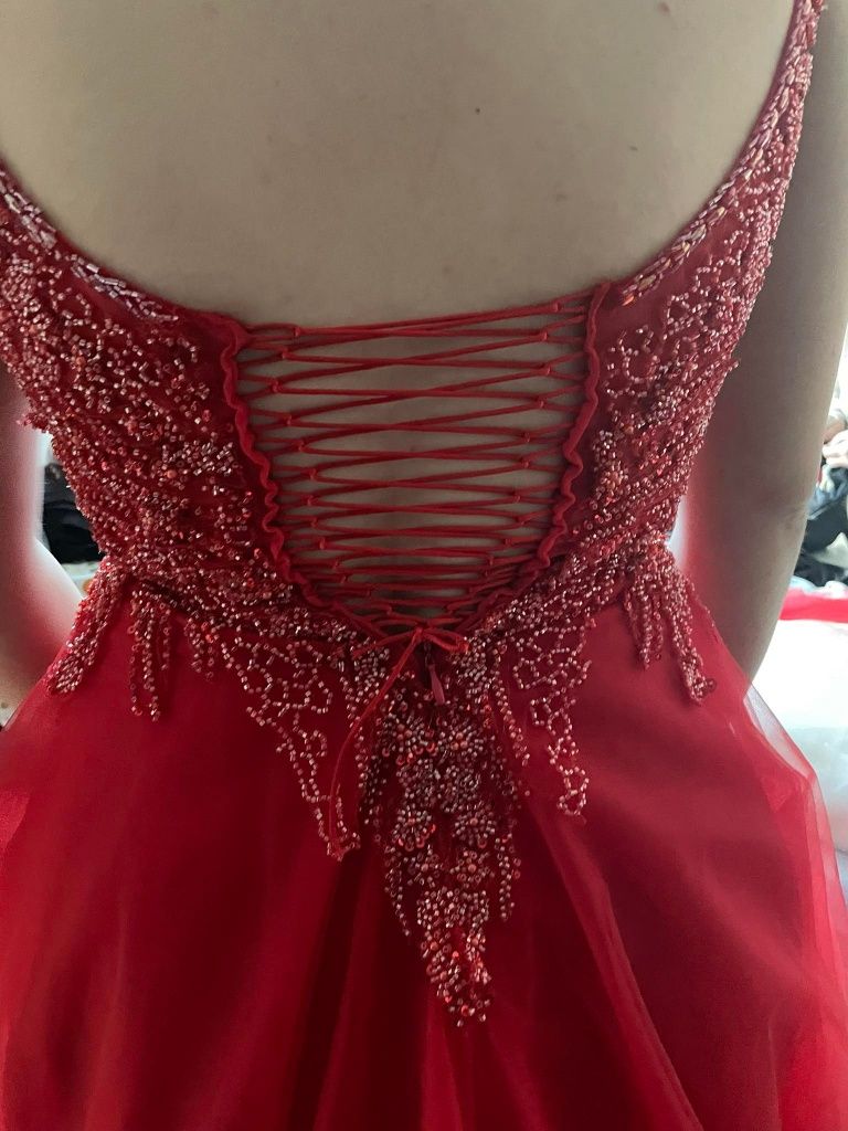 Червена бална рокля