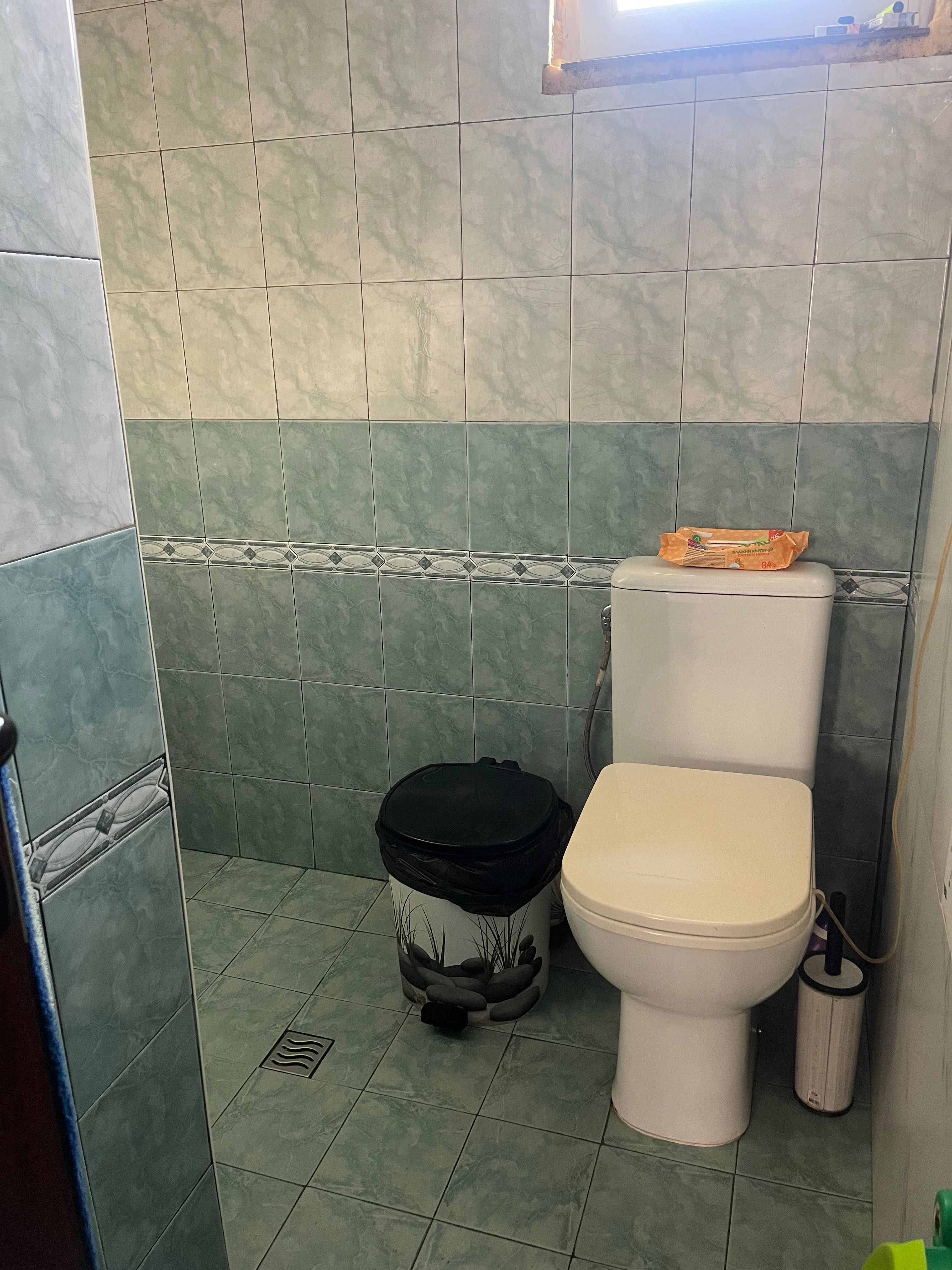 Продавам два етажа(80кв.м.) от три етажна къща с парцел от 226кв.м.