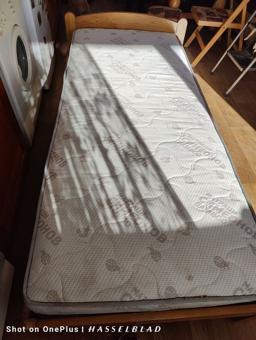 Легло единично креват с матрак от масивно дърво за един човек