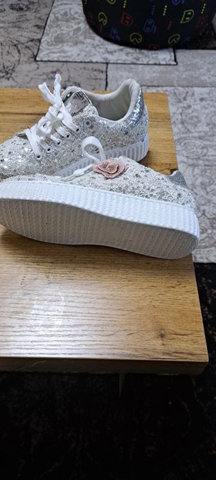 Teniși  albi cu paiete, pentru fete