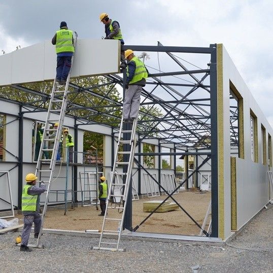 Case pe structura metalica