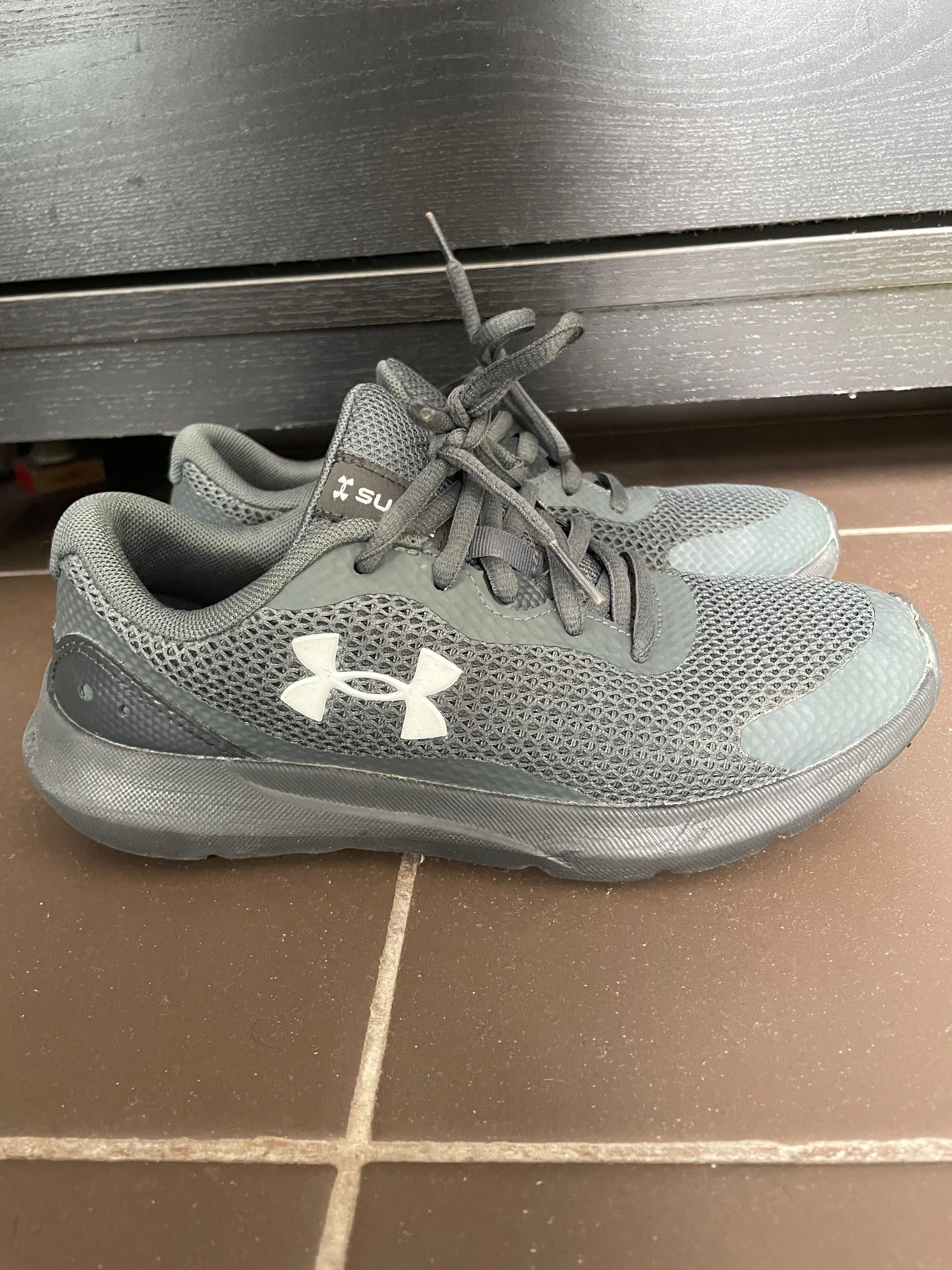 adidasi gri Under Armour masura 36,5