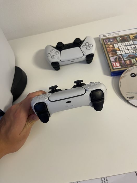PS5 cu disc + 2 controllere originale + FIFA 23 & GTA 5 – impecabil